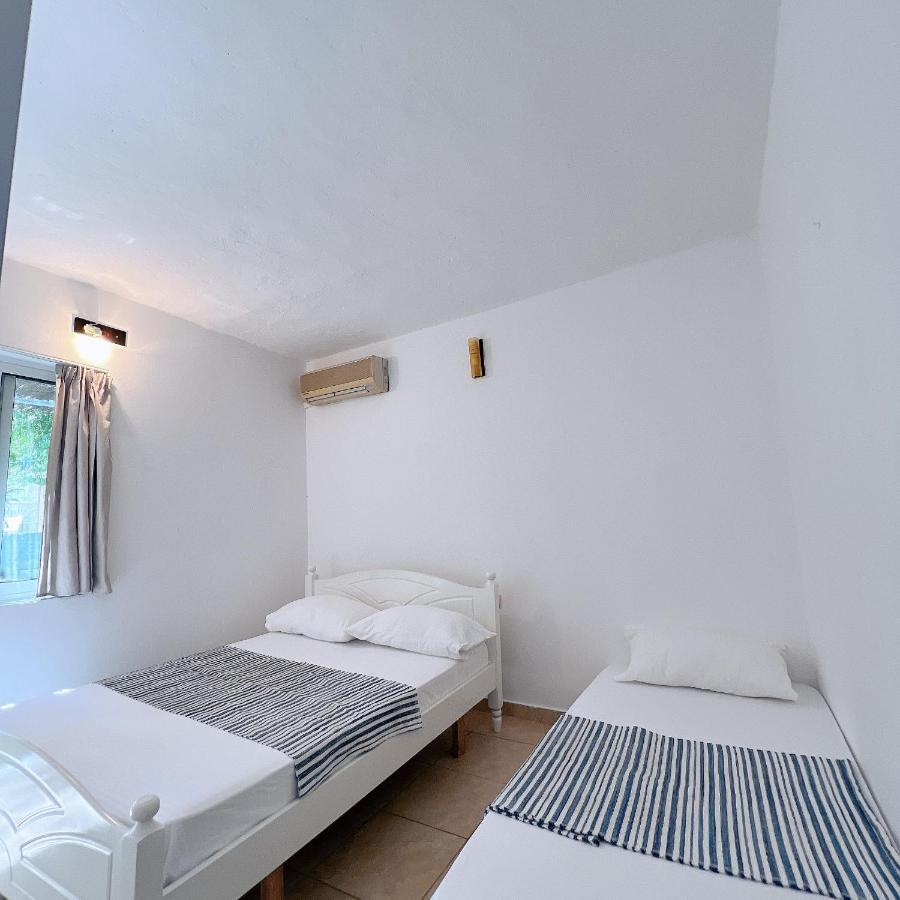 Garden Villa Naza Piqeras エクステリア 写真