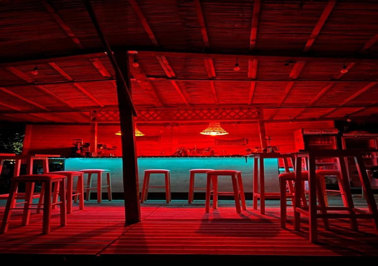 Garden Villa Naza Piqeras エクステリア 写真